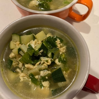 ズッキーニとセロリの葉のカレー風味スープ